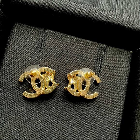 CHANEL Earrings CC Lion Motif 🦁 - Picture 7 of 10